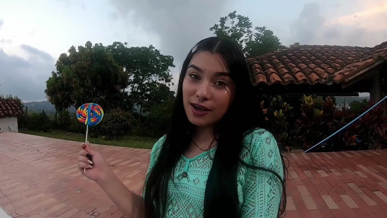 Sara films: สาวหีเงี่ยนดูดไม้ตีแล้วโชวนมใหญ่