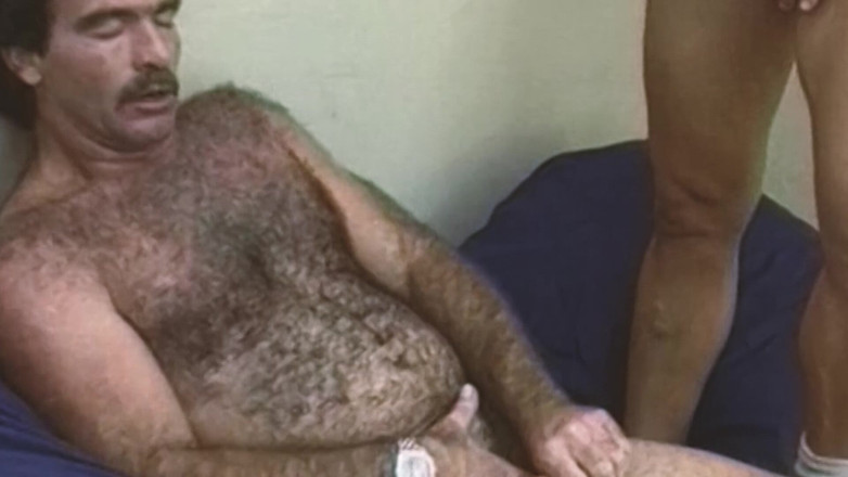 SEXUAL SIN GAY: Adegan lelaki belakang 1: pesta seks beruang berotot mengongkek pantat antara...
