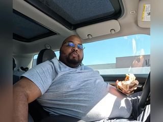Blk hole: 小さな車に乗った太った男ハハもっと運転して食べている動画?以下のコメント