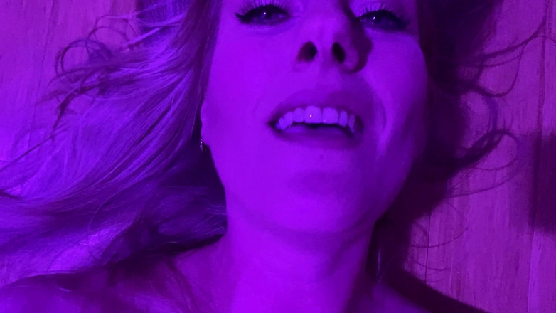 Sarah Passions: Menatap mataku saat aku muncrat untukmu