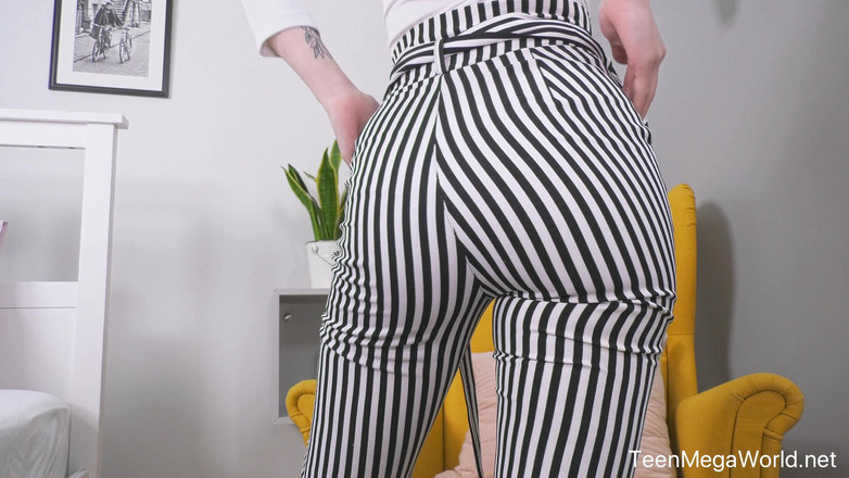 Teen Mega World: Loszka ukrywa dildo w cipce