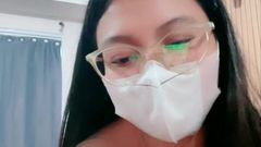 Payudara Basah Gadis Berkacamata