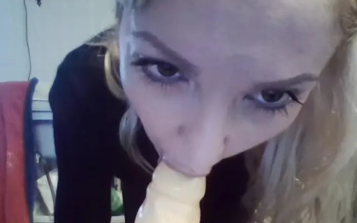savannahamatoriale: Innocent Face Suck Cock!