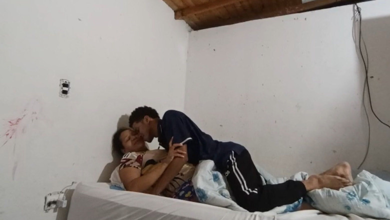 Jovencandelita: 継母が部屋にいて、私は年上の女性と自分のファンタジーを満たそうとし、結局コンドームなしでセックスをしました