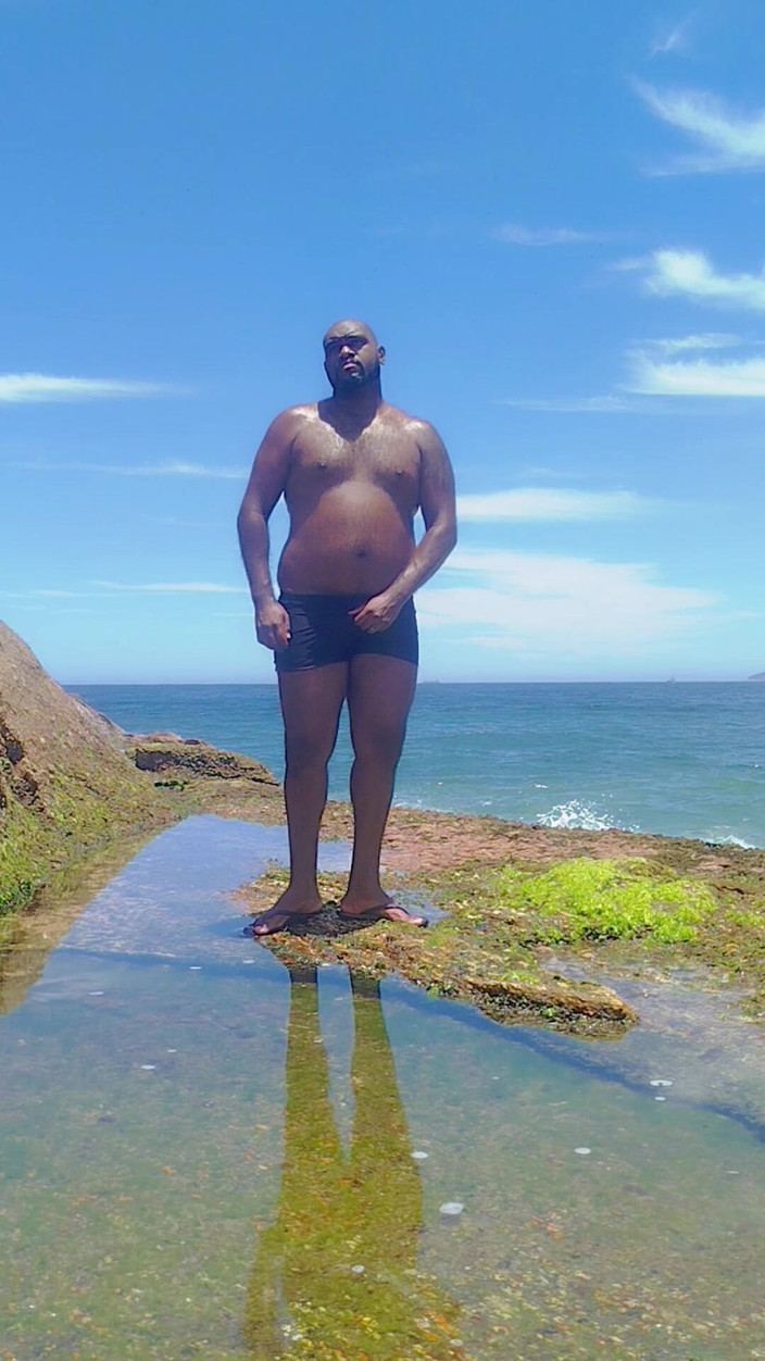 TheBlacKHunterr: Khoe thân hình to lớn ở Rio de Janeiro