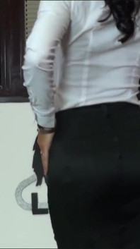 Sofia Cucci si diverte con il culo per tutti voi