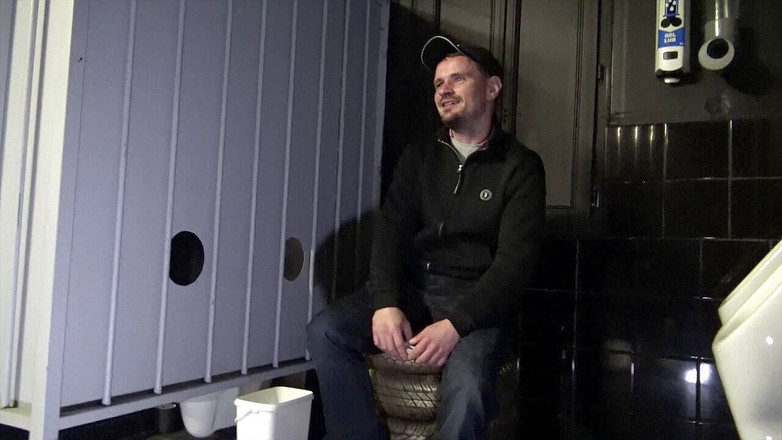 MALIK THE ARAB FUCKER XXL: Zonder condoom geneukt door Tahar in openbare toiletten