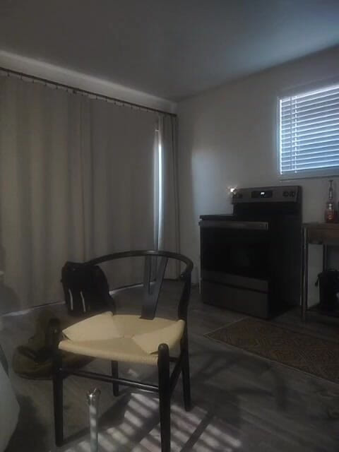 K8e Snow: Соблазнительный кроссдрессер раздевается с соблазнением в ванне, трение в душе и интимная игра