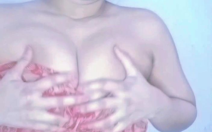 Faryal: 私はムラムラした女の子です私のタイトな自然なおっぱいを吸います
