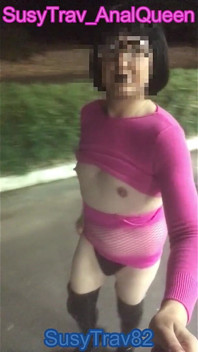 Öffentlicher schlampen-lauf im freien in sexy rosa outfit