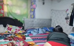 मैं अपनी सौतेली बहन को रिकॉर्ड करता हूं जबकि वह कमरे में साफ-सुथरा है, उसके पास क्या अच्छी गांड है, मैं उसे चोदना चाहता हूं