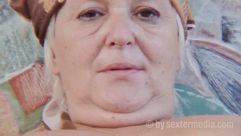 Sextermedia by Pete: Abuela cachonda en el solo follando
