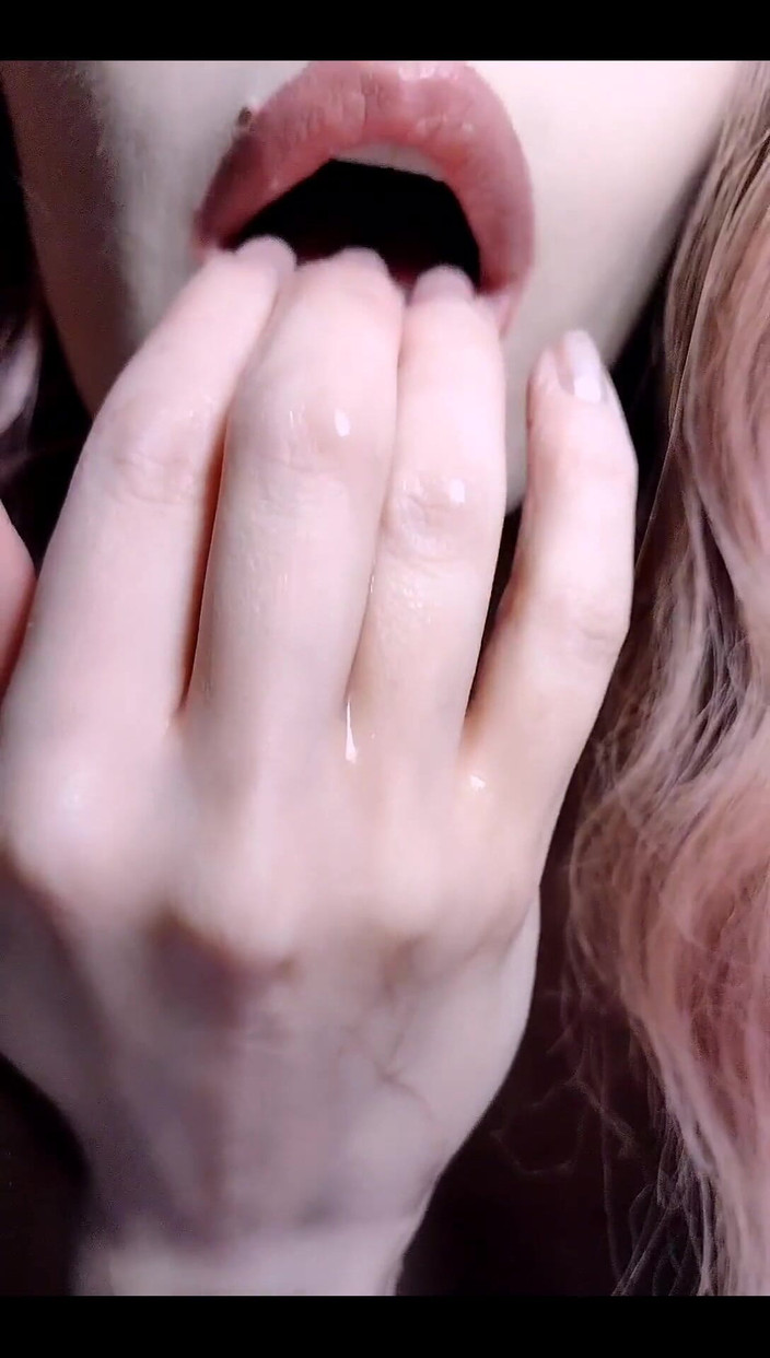 Lilianna20:  Zunge, lippen und speichel