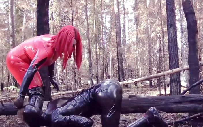 Arya Grander: Femdom ponížení venku: Latexová paní a gumový submisivní