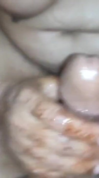 Aku lagi asik masturbasi memek pacarku sampai muncrat berkala