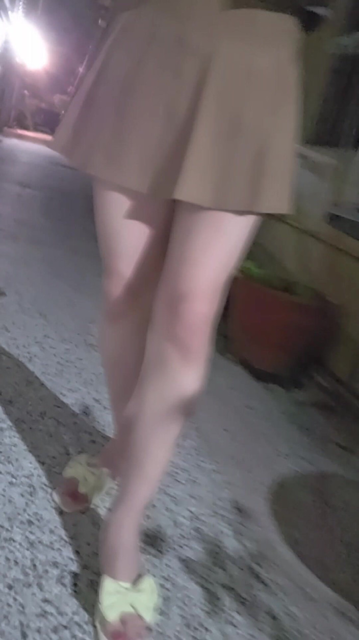 Taiwancdgirl: Mini-skirt Outdoor Fun