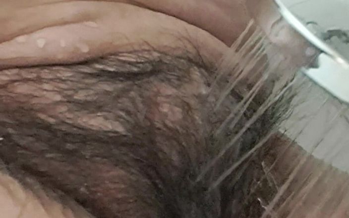 Mommy big hairy pussy: Zralé mytí kundičky pro šukání