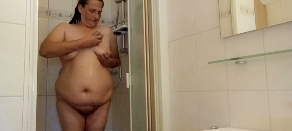 SchwarzeGraefin: BBW Belly Fat Wobble Shower Mature German