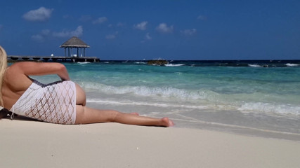 TheloveStory: Ragazza sexy all'aperto senza mutandine culo caldo