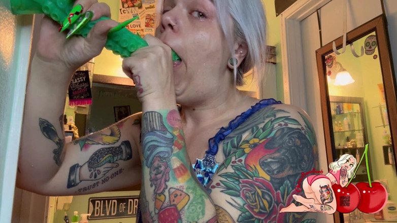 CherryBombBomb: Тренировка горло козы с моей новой длинной фетиш-игрушкой