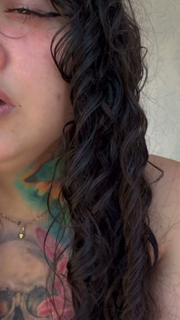¿Has visto a una linda chica comiendo sus propias tetas después de estornudar?