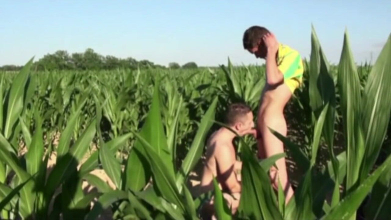 Crunch Boy: Twink pieprzy faceta w exhib na świeżym powietrzu