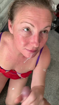 Nevlastní máma saje 3 týdny staré sperma od nevlastních synů BFF, tlusté sperma na její tounge