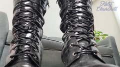 Katy Churchill: मेरे बड़े काले जूते के साथ तुम पर ठूंसना