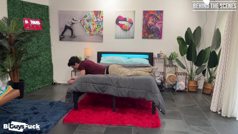 Bi Guys Fuck: În culise, filmare sexuală bi