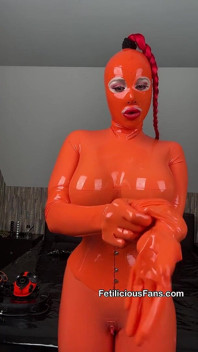 Mademoiselle Fétilicious se prépare pour la vraie affaire