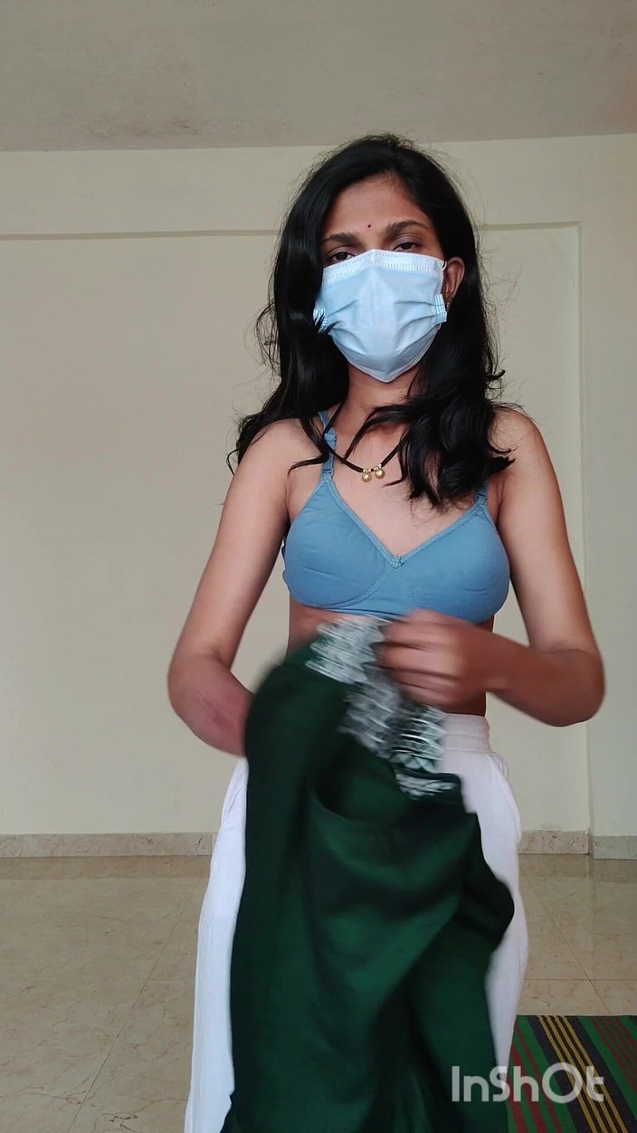 Desishycouple: Einsames mädchen vor der kamera fingert sich selbst. Teil 1