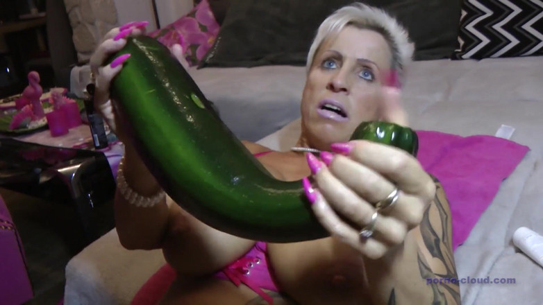 Porno Cloud: Vanessa and the big cucumber