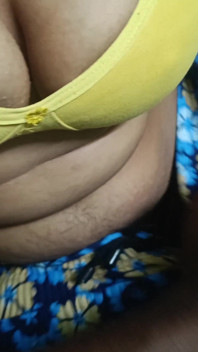 Reggiseno di colore giallo che mostra il suo muskmelon con il fratellastro