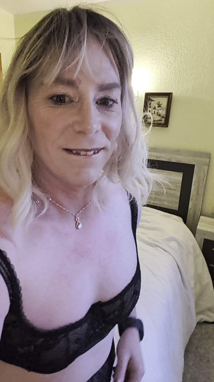 NikkiGee: Sexy dessous und ein cumshot im urlaub