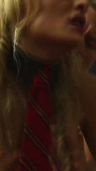 Sarışın üniversiteli kız Chloe Conrad ateşli orta yaşlı seksi kadın üçlü grup sekste çifte sikiliyor
