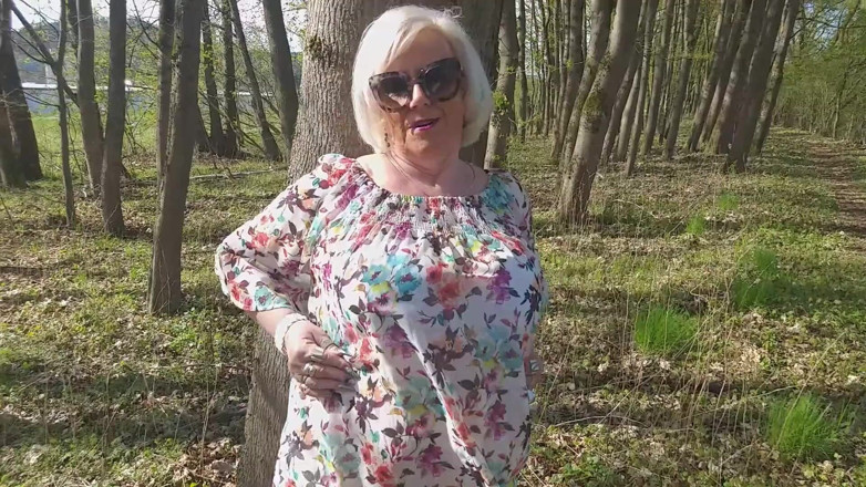 PureVicky66: La nonna mostra i suoi buchi bagnati arrapati all'aperto