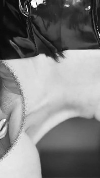 MILF Catwoman suger en stor kuk och sväljer sperma och slickar den sedan från hennes händer i dubbel vy