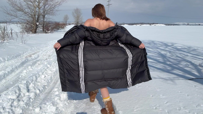 Emeli: Hrajte nahá ve sněhu