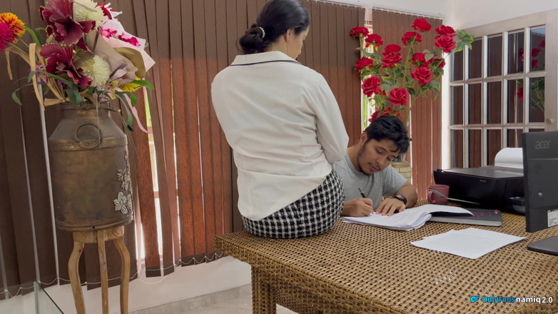 Roxxan: Dia sekretaris saya, dia menginginkan seks keras sepanjang hari!