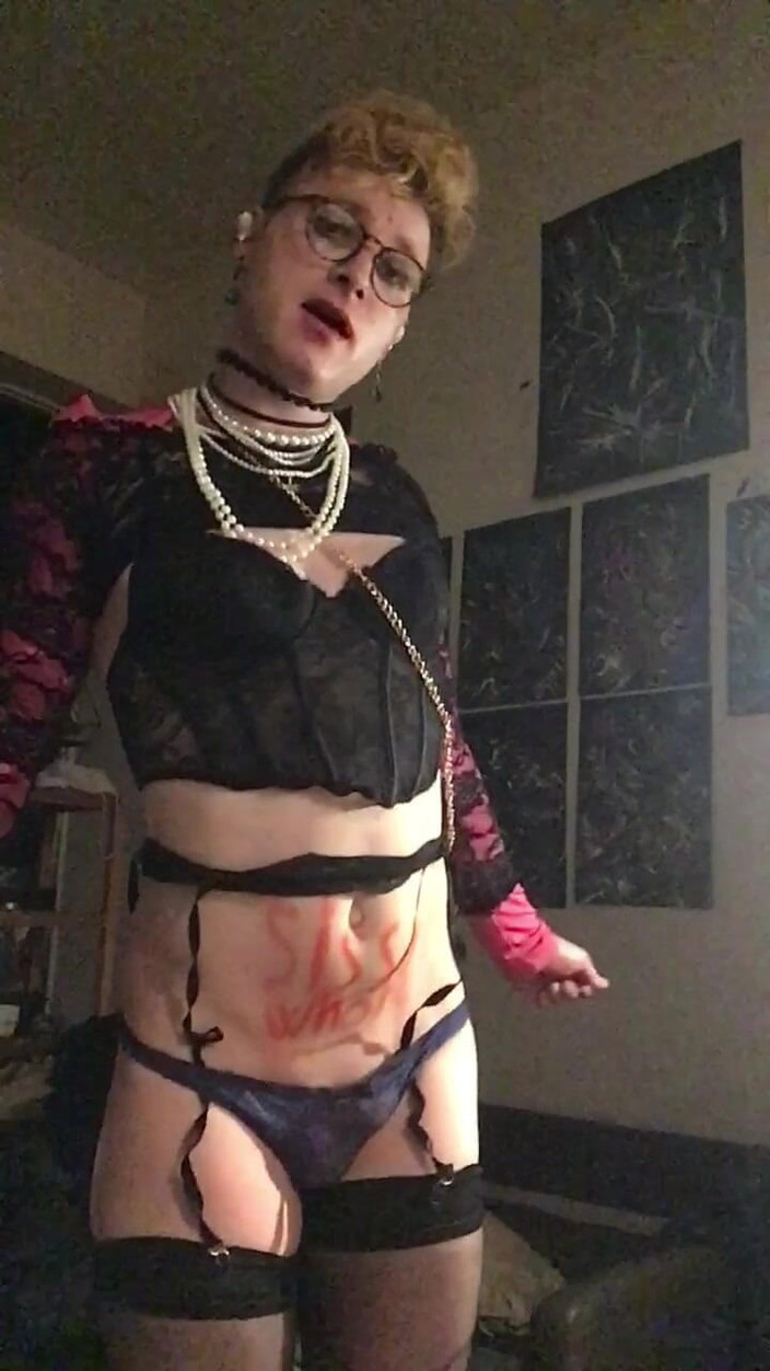 Sissy Cindy Slut: Blootgestelde mietje-hoer komt klaar