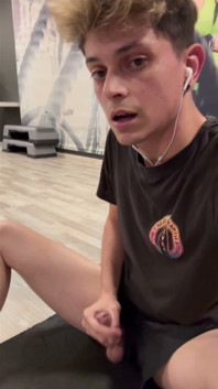 Mi sono eccitato in palestra durante l'allenamento quindi ho deciso di rischiare e segarmi sperando di essere beccato