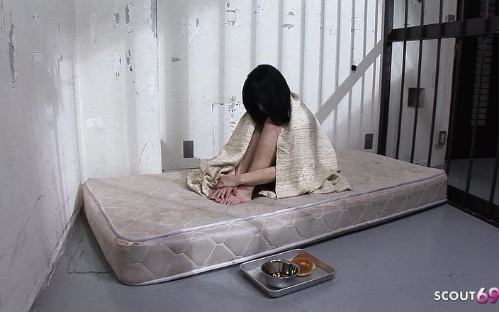 Full porn collection: 阴毛浓密的日本少女在女子监狱里被警卫干