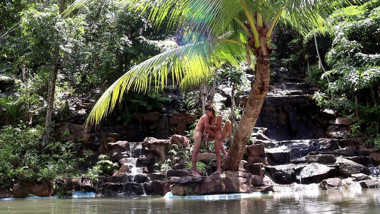 Magia Rosa: Sendirian di Air Terjun