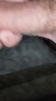 Sborrata in primo piano veloce con suoni che gocce di sborra sul pavimento