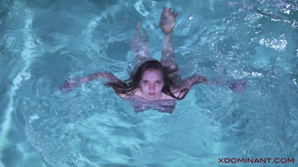 X Dominant: Xdominant 018 - baise lesbienne dans la piscine