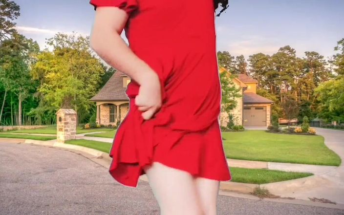 Ladyboy Kitty: नग्नता। हॉट लेडीबॉय किन्नर पड़ोसियों के सामने सेक्सी नाच रही है