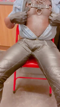 Sesi ngocok dan ngocok kontol gay pakai celana jins dengan celana dalam seksi
