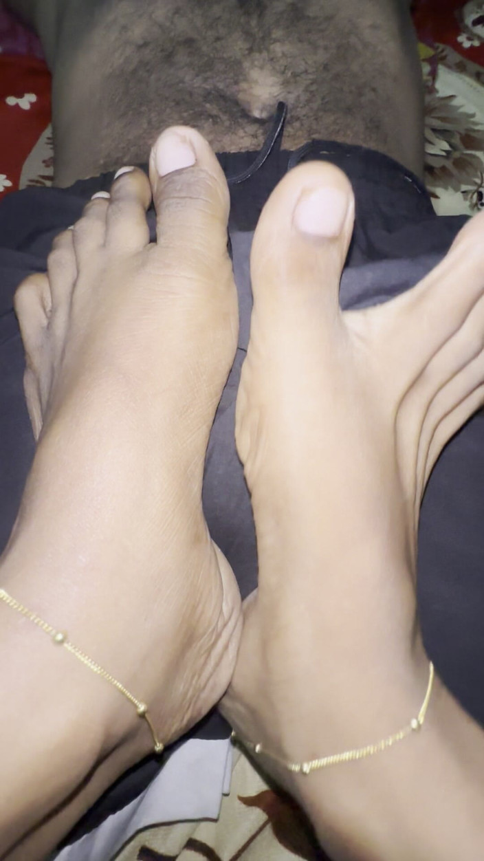 Aliasha12: Adik tiri ngasih layanan footjob sama abang tirinya sendiri