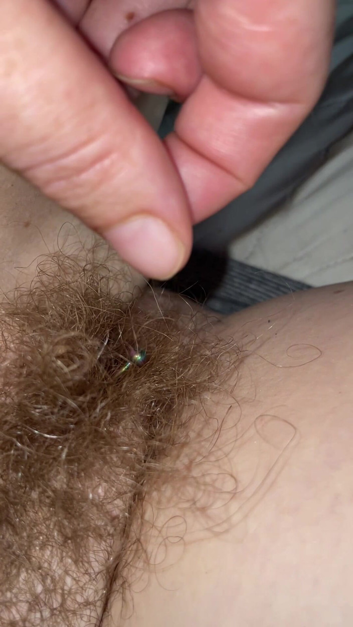 MistressWriggler: Tek bir kasık gibi bir saç cenneti klitoris piercingimin etrafında...