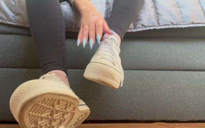 Goddess Lena: Converse e socks brainfuck